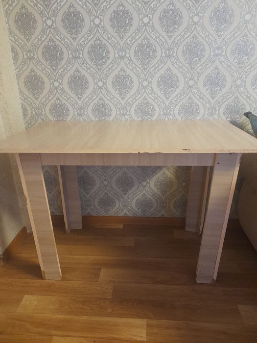 Продам стол кухонный в среднем состоянии