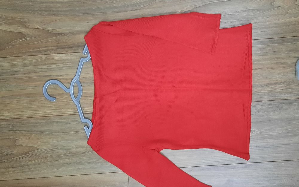 Женская кофта. Красного цвета