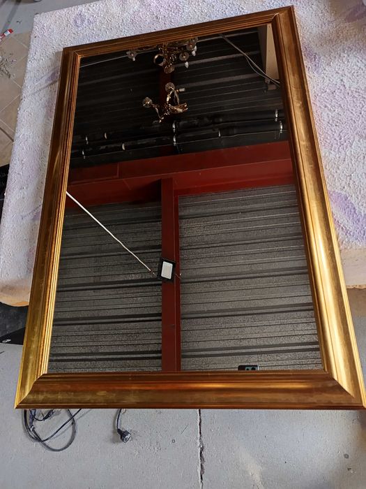 Oglinda cu rama lemn auriu