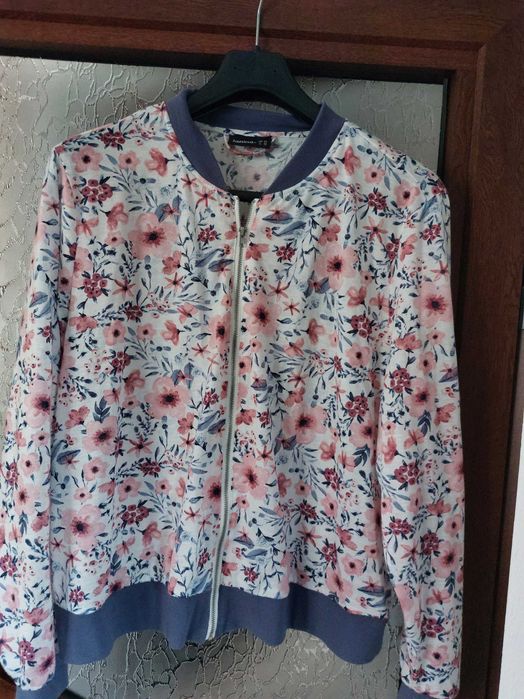 Лятно яке на цветя