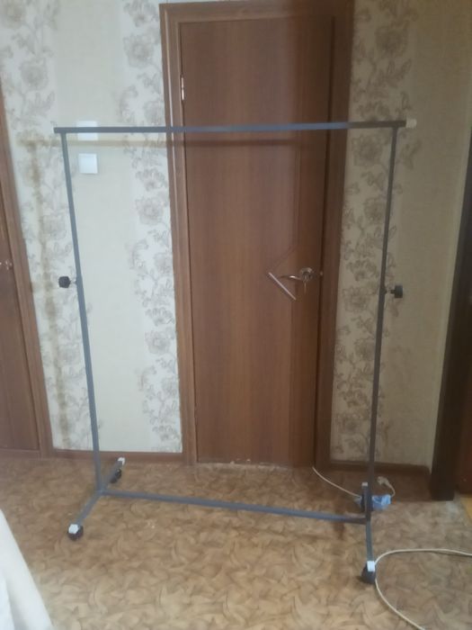 Продам вешалку для