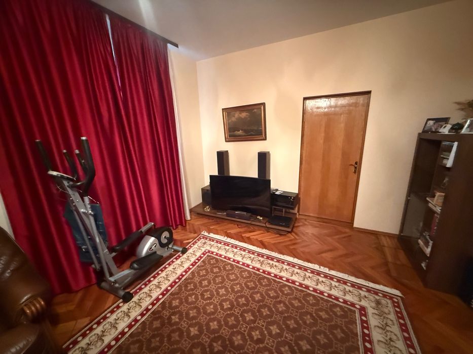 Vand casa pozitie centrala