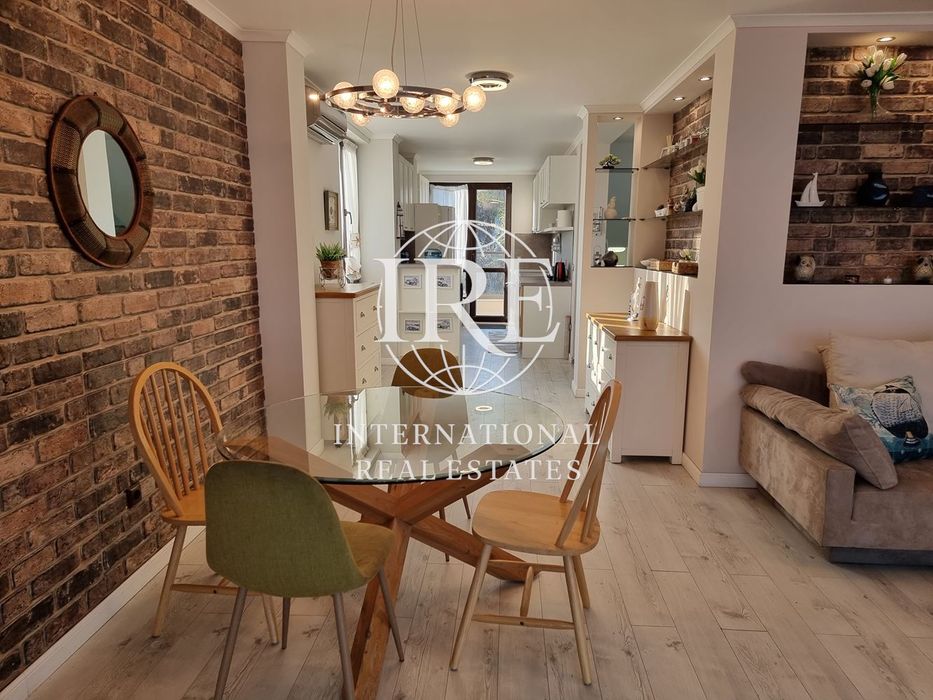 Стилен четиристаен апартамент под наем с фронтална морска панорама и