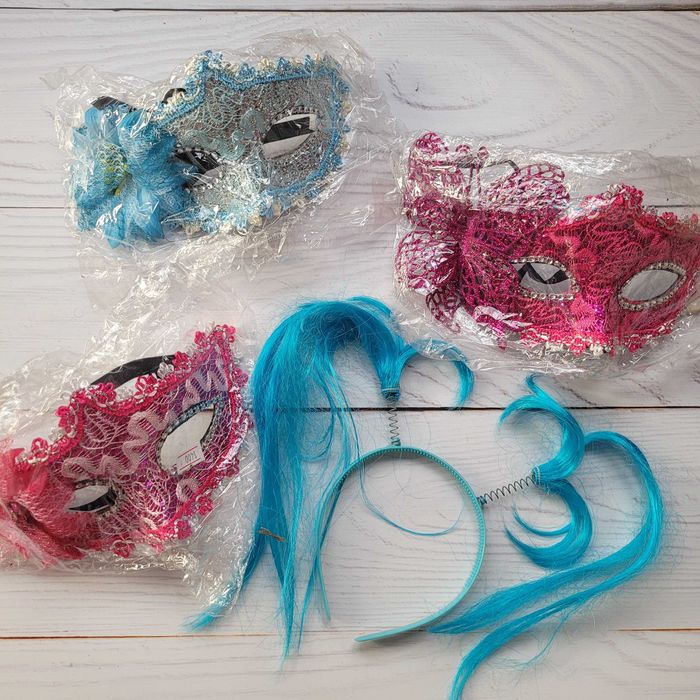 Маски, шляпы, костюмы, очки