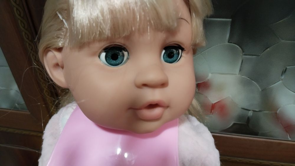 Кукла амадель.в отличном состоянии разговаривает  можно поить.и т д.