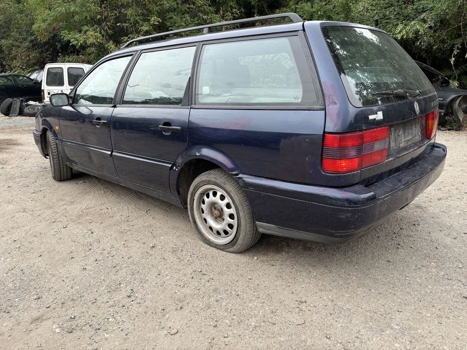 Фолксваген Пасат 1.6 само на бензин. Само на части.