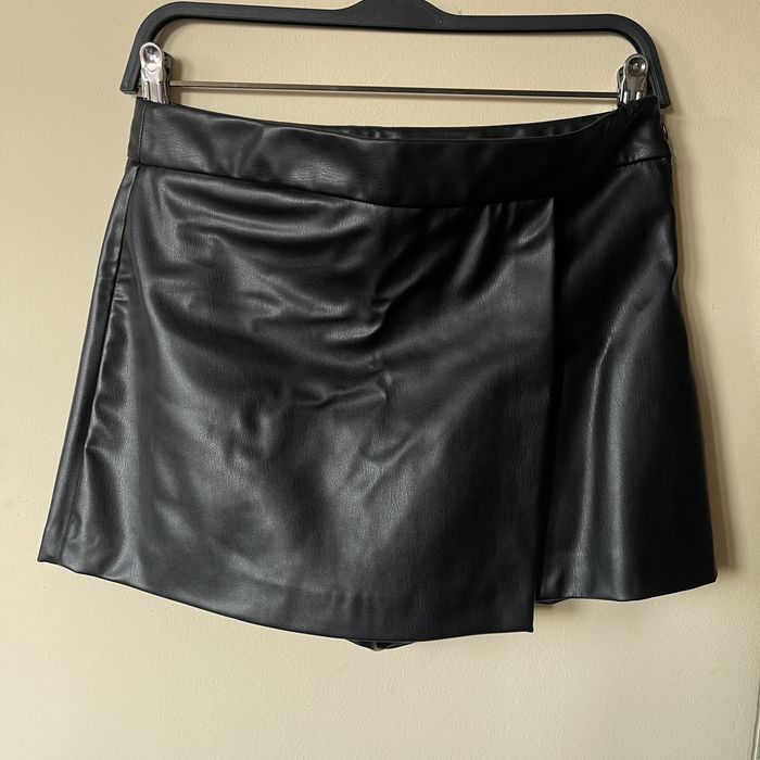 Дамска пола панталон Zara