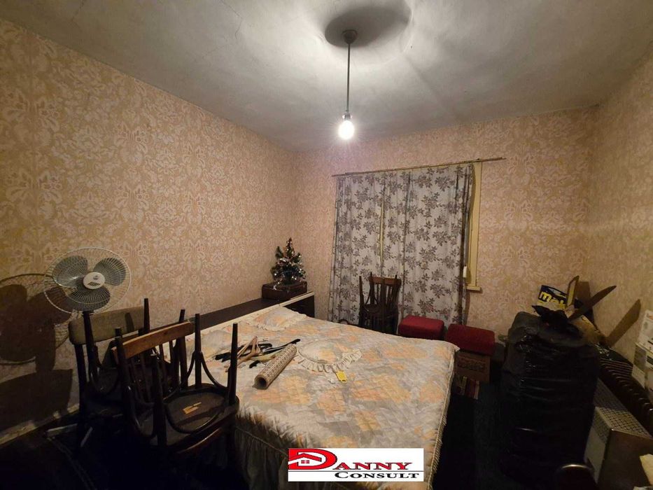 Къща с двор и кладенец в с. Бутово, общ. Павликени