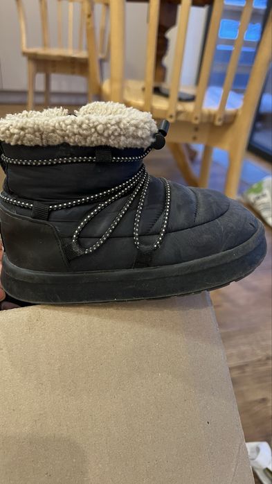 Отдаем бесплатно делскую обувь