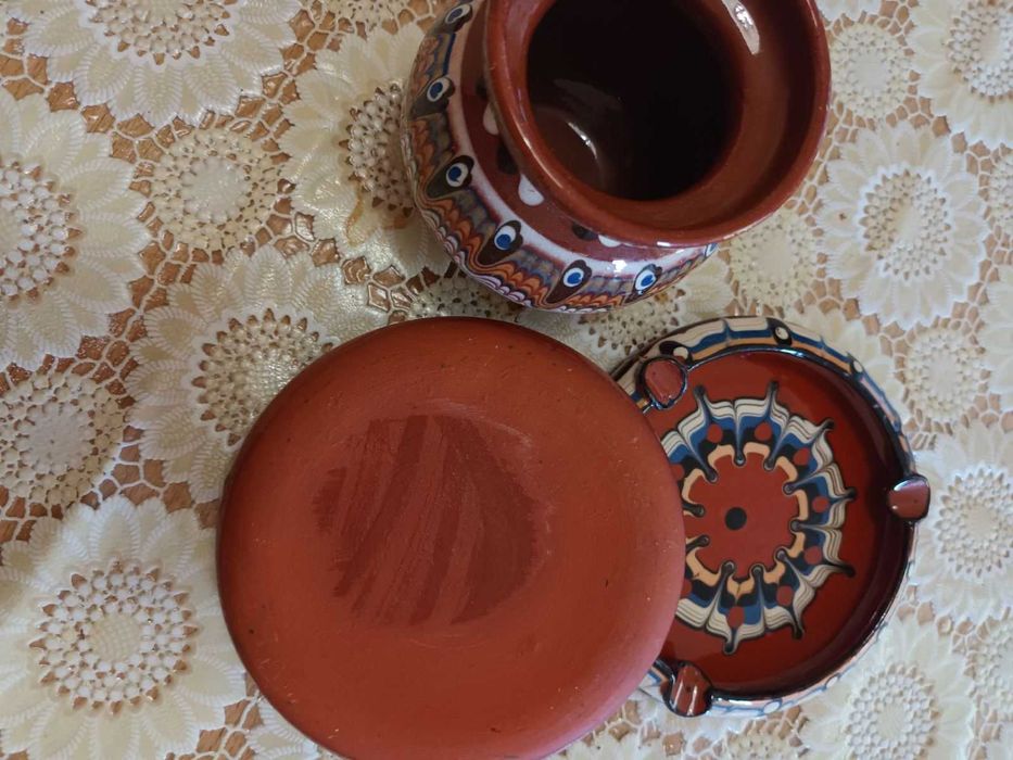 Битови съдове. Два пепелника и малка вазичка.