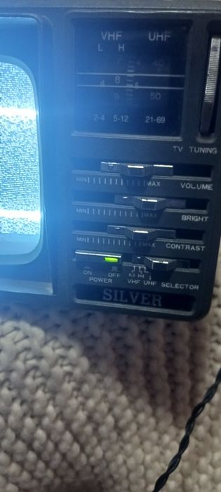 Televizor auto silver are și radio functional   functional