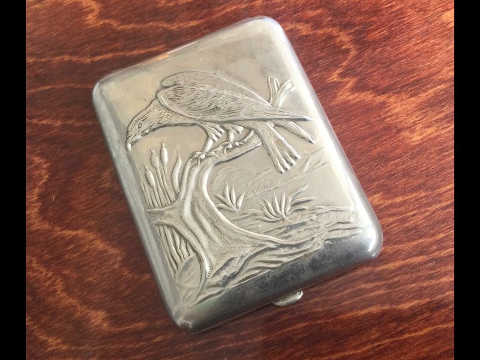 Продам довоенный портсигар в отличном состоянии.