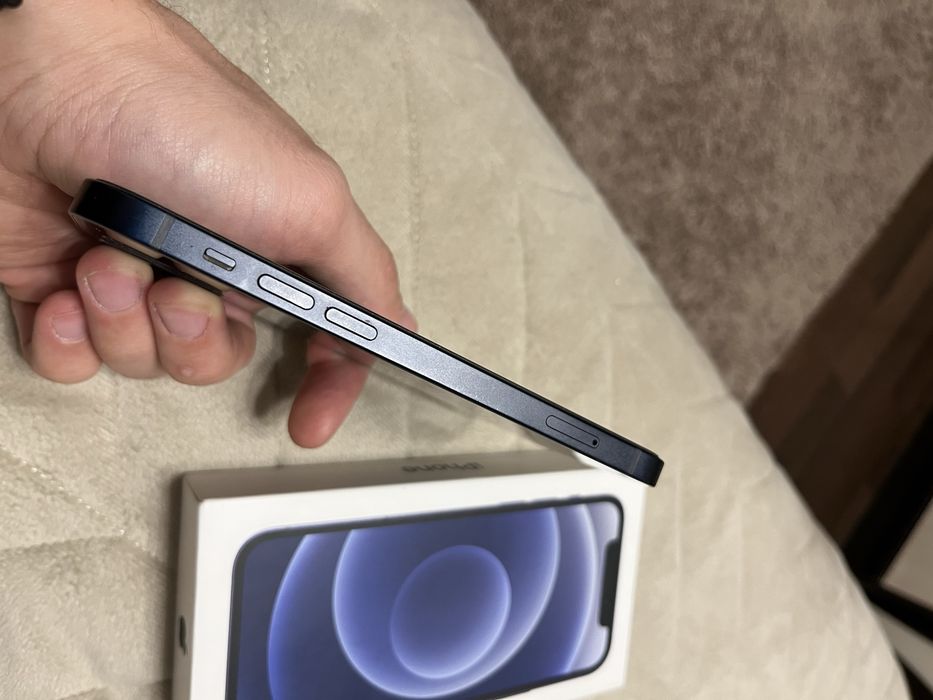 Продам Iphone 12