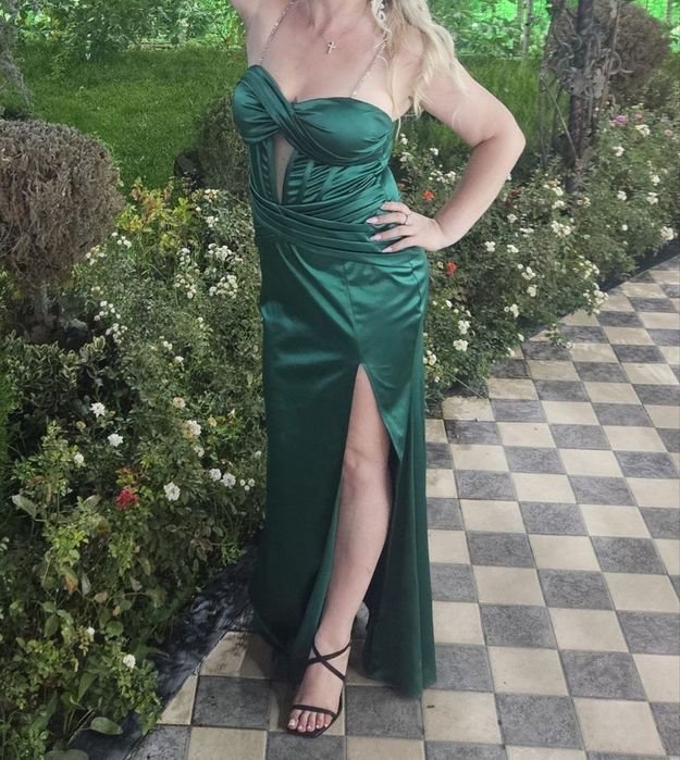 Шикарное вечернее платье.