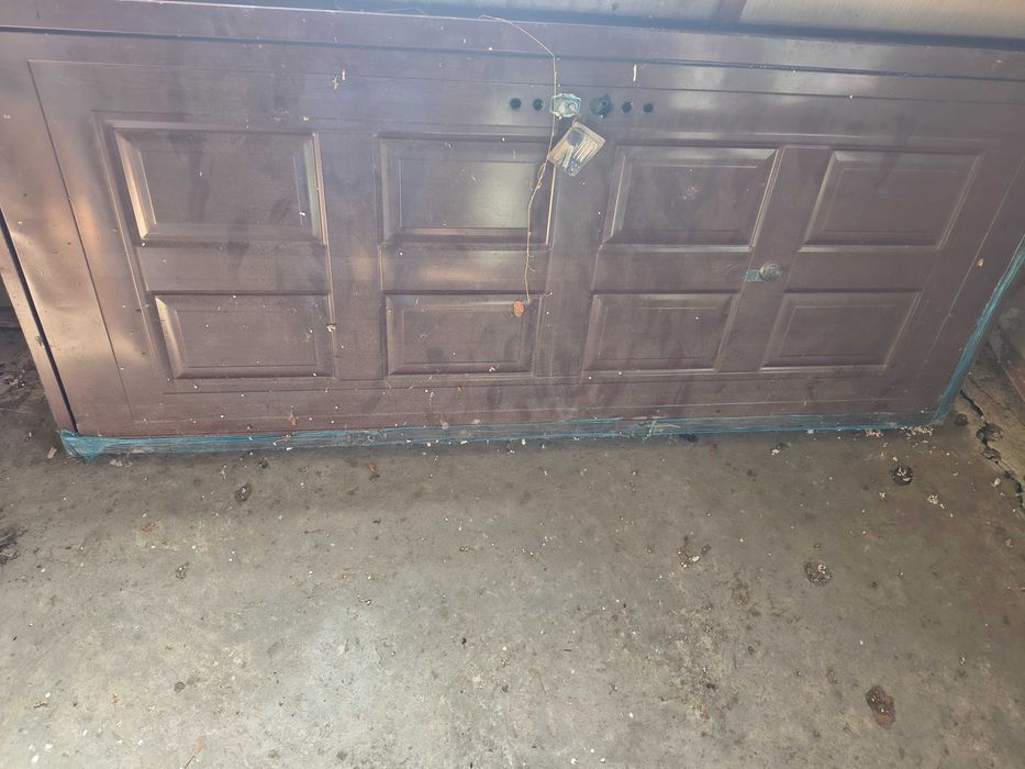 Vând uși metalice și din lemn