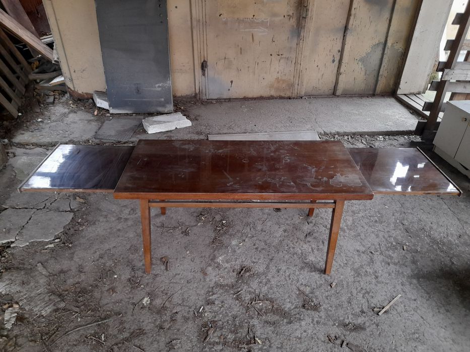 Столове,Холна маса,кутия и кутия с говорител и лампа за СОТ