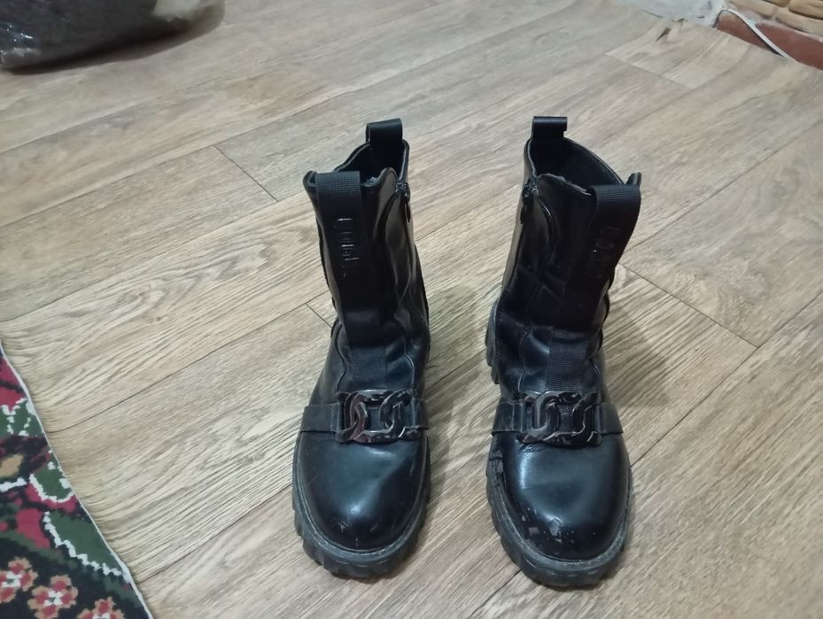 Продам подрасковые ботинки для девочек .