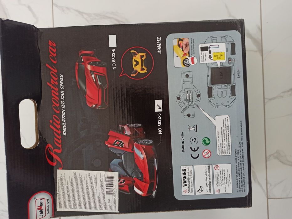 Състезателна кола на батерии и зарядно с волан и скоростен лост