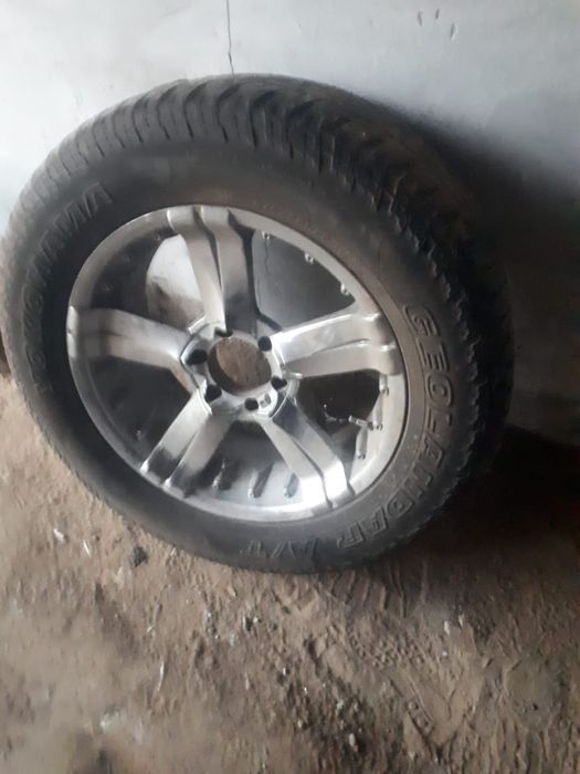 Продам комплект шин с дисками 5 штук. R20