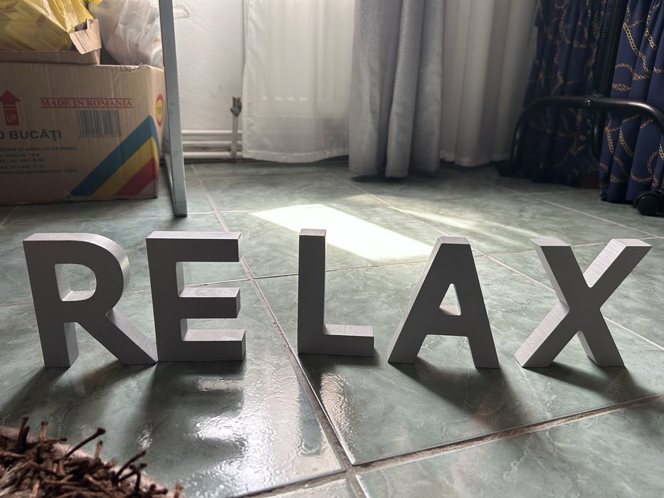 Decor litere din lemn „RELAX”
