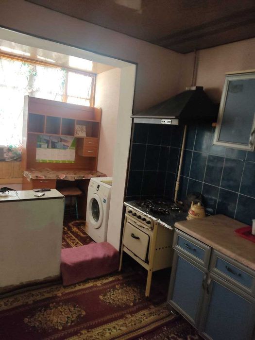 Чирчиқда 3хонали кв срочно сотилади  1 этаж 4мк 33000$ келишамиз