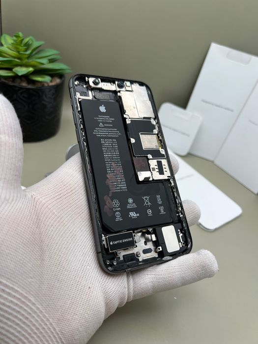 iPhone 11 Pro, на части, изгоряла платка