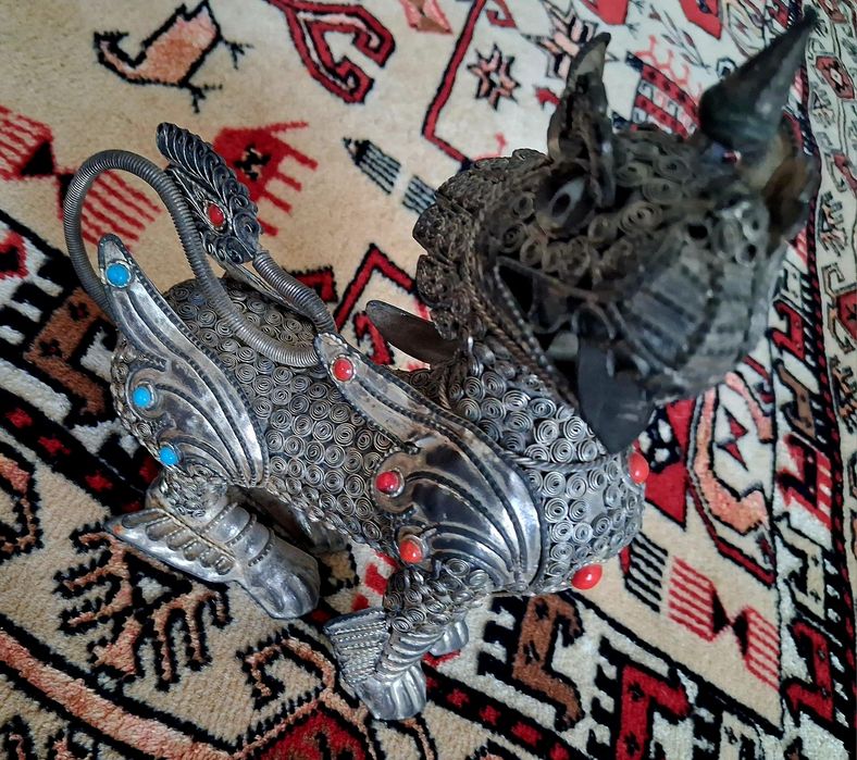 Колекция от четири артефакта, статуетки и нож