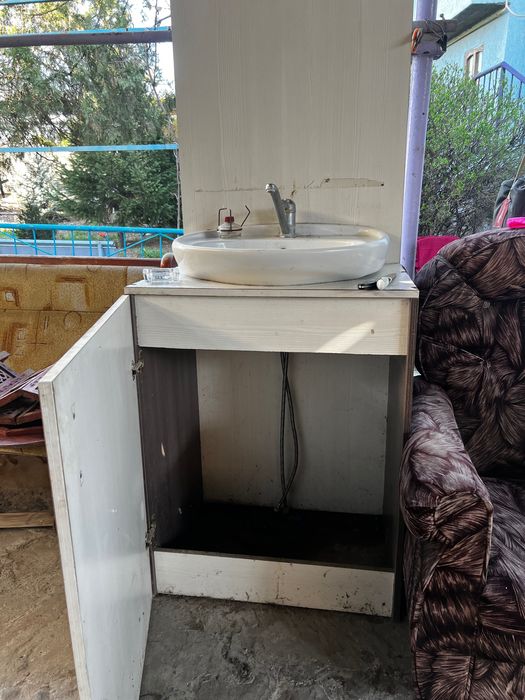 Раковина со смесителем и тумбой