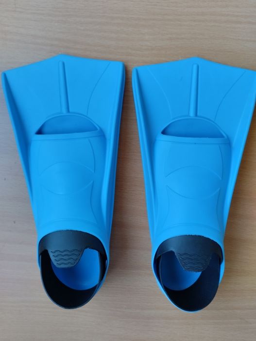 Купальники, ласты, очки,,надувной матрац,мяч,круг,игрушки, н