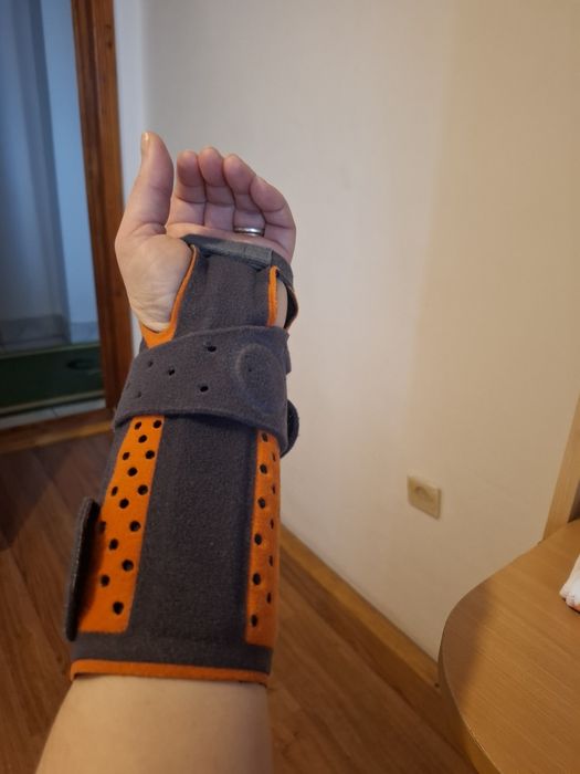 Orteză de încheietura mâinii, ameliorează simptome de Tunel Carpian