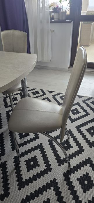 Masa mare cu 8 scaune +2 noptiere cu sertare, blat termorezistent.