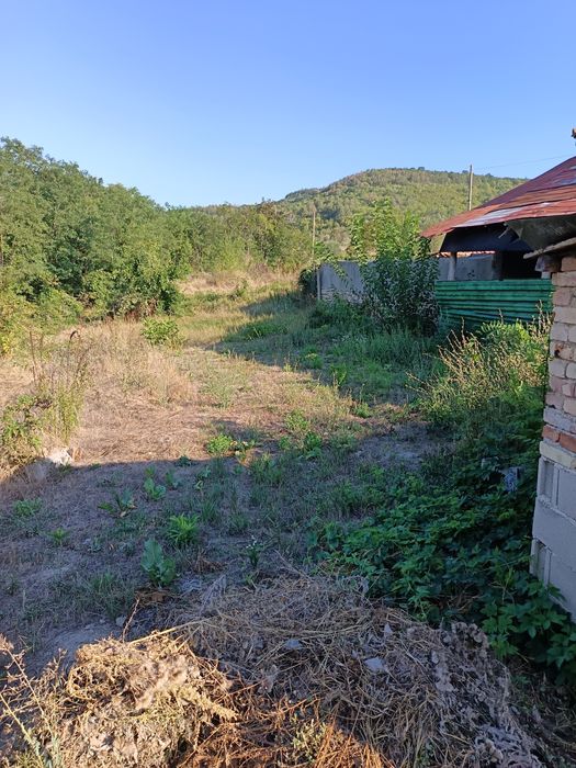 Продам имот площта е 2300до комплекс Барите