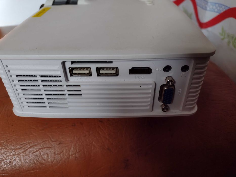 Videoproiector LED cu telecomanda