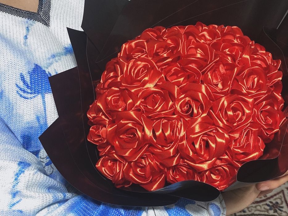 Букет из атласных роз