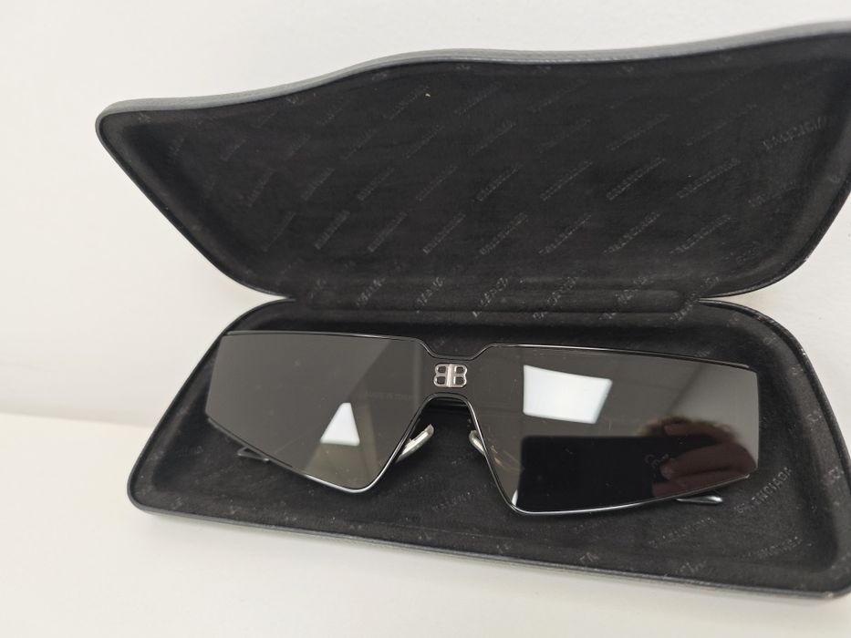 Слънчеви очила Balenciaga в черно
в черно