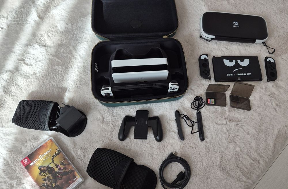 Конзола Nintendo Switch – OLED, Черно-бял с консумативи и Гаранция!