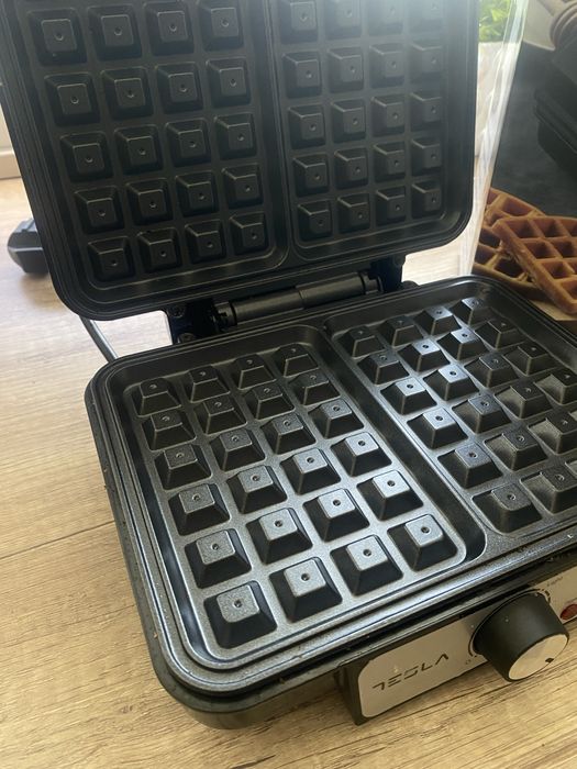 Гофретник Tesla WM200BX 1000w