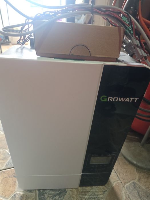 Продавам growatt spf5000es