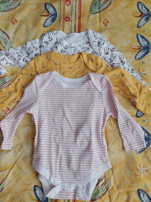 Продавам  бодита с  дълъг ръкав 9-12 месеца, ромпъри 6-9месеца