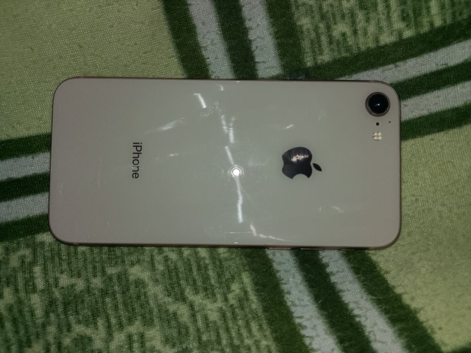 Продам iPhone 8.