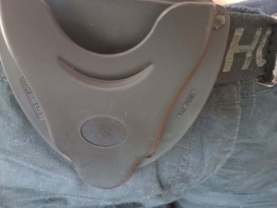 Здрав и удобен  за белезници – сигурност на една ръка разстояние!