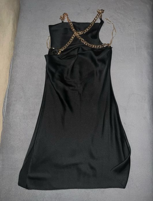 Rochie neagra satin cu lanturi