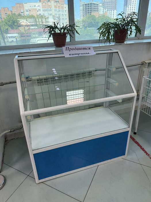 Продам витрины и мебели для офиса б/у