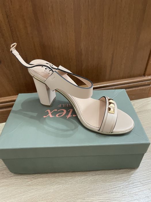 Женские босоножки