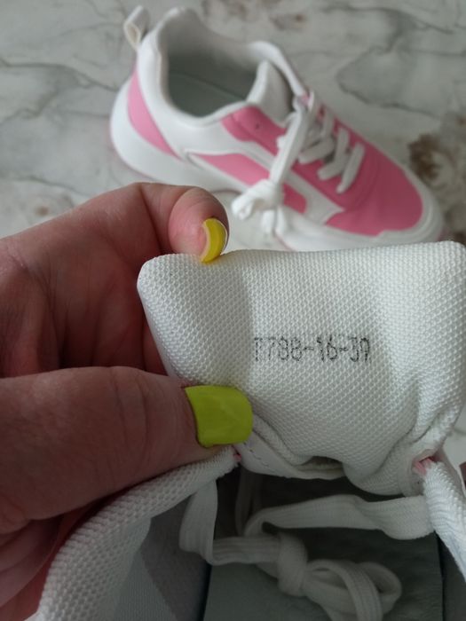 Женские кроссовки