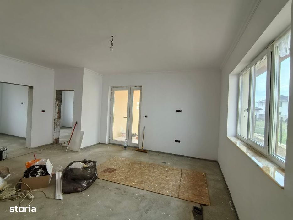 Casă nouă cu 3 camere,2 bai și curte privată imprejmuita si amenajata.