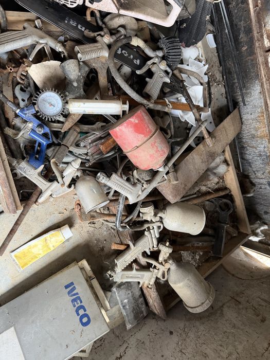 Продавам метална маса и всичко на нея