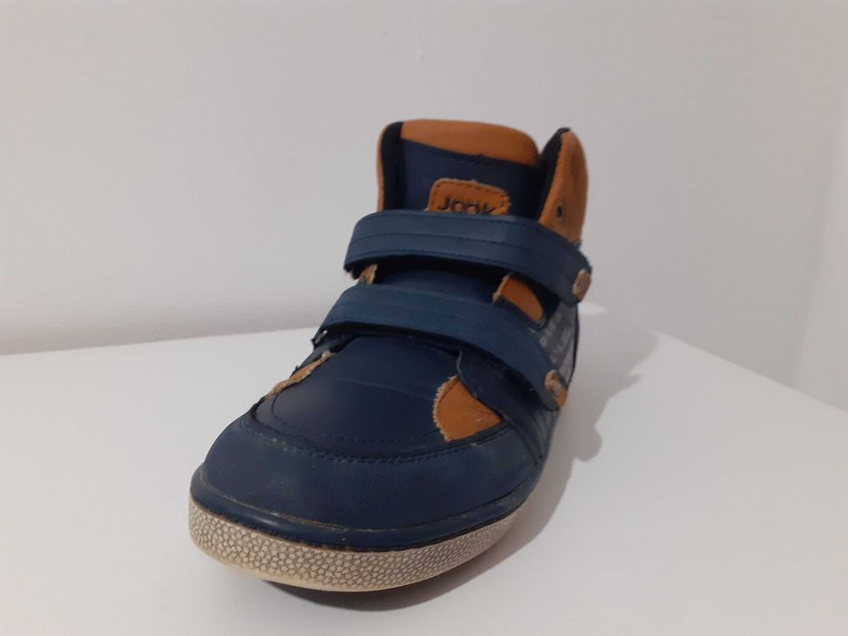 Продается кроссовка-сапожка