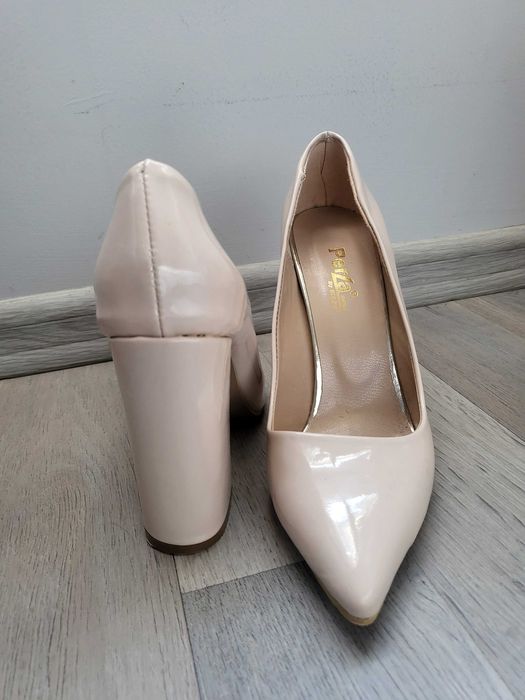 Обувки с висок ток