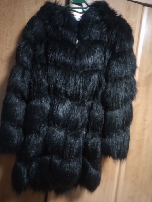 Blană neagra cu glugă